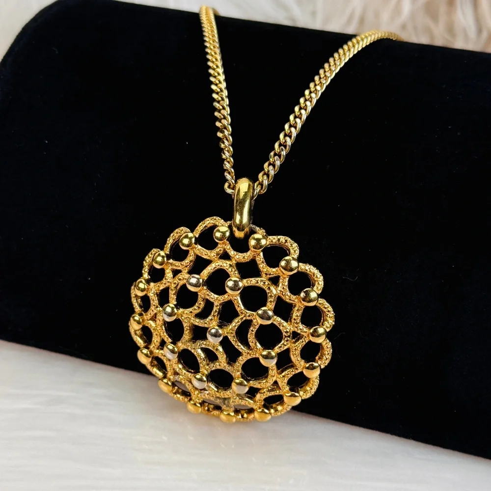 Pretty vintage Monet goldtone, large pendant necklace